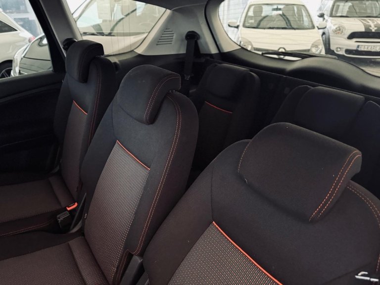 ford s-max img-20250416-wa0104